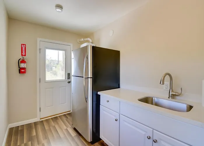 1 Mi To Whiskey Row: W/ Fire Pit & Deck Holiday home