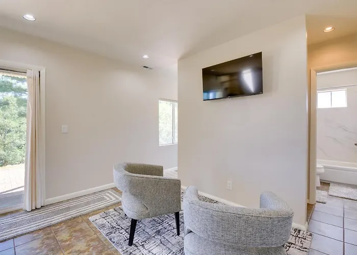 1 Mi To Whiskey Row: W/ Fire Pit & Deck Holiday home *